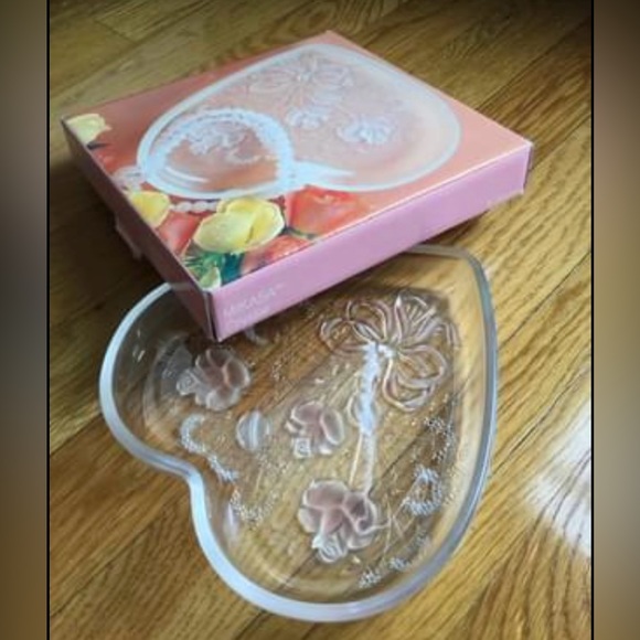 Mikasa Crystal Heart Shape Rose Bouquet Serving Platter - Picture 2 of 4